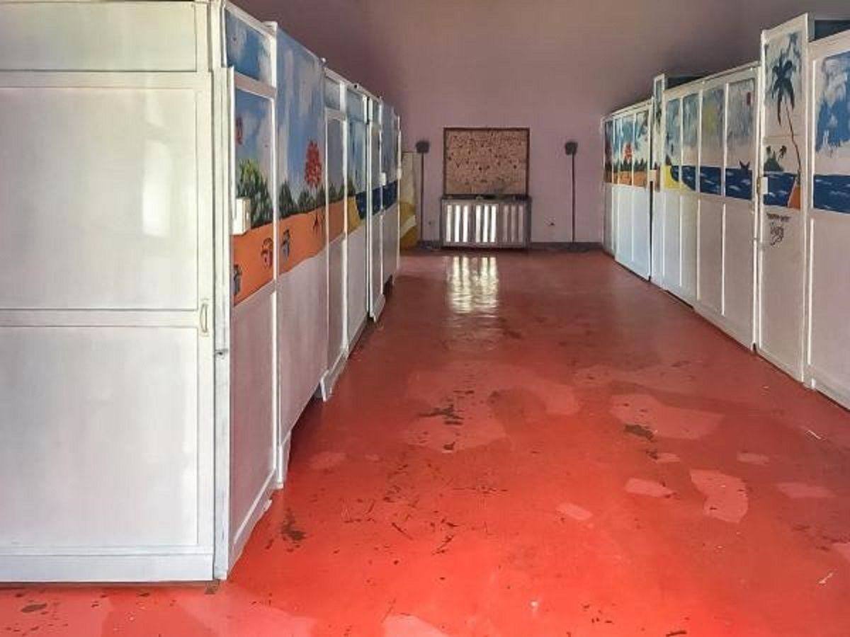 Hallway of the budget private rooms, separated by partitions